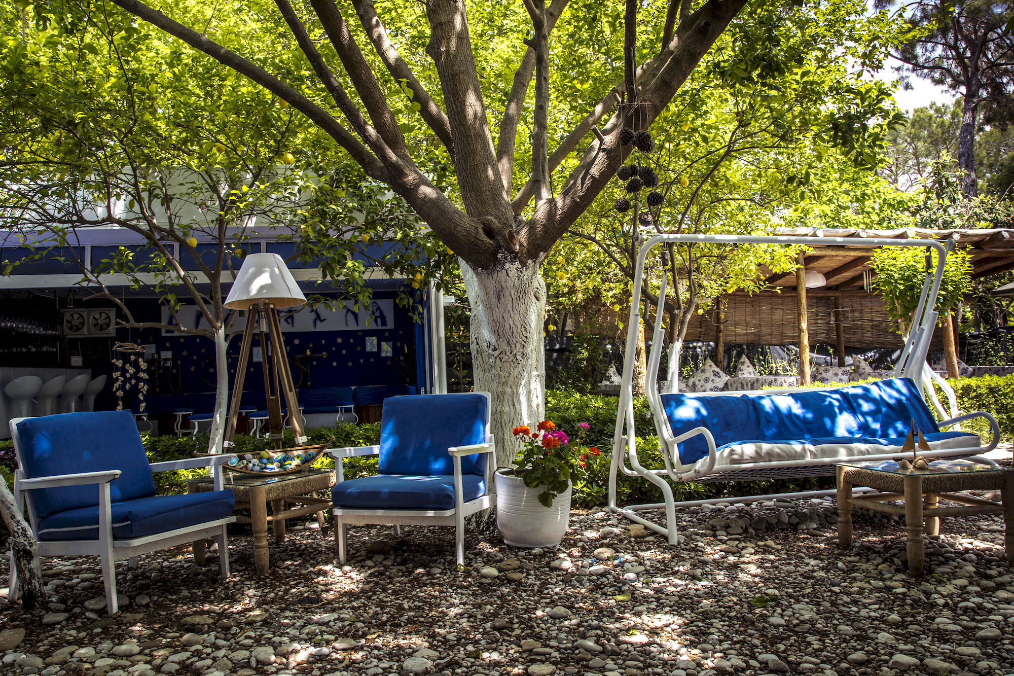Blue & White Hotel Чирали Экстерьер фото