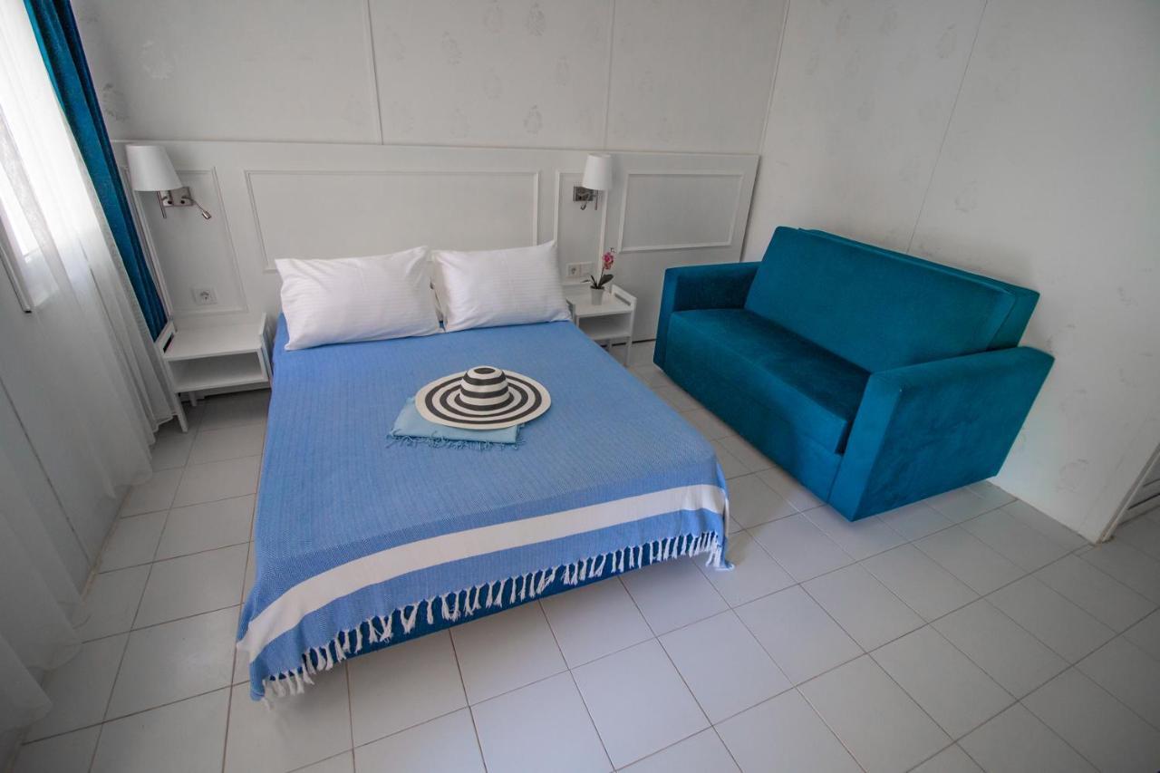 Blue & White Hotel Чирали Экстерьер фото