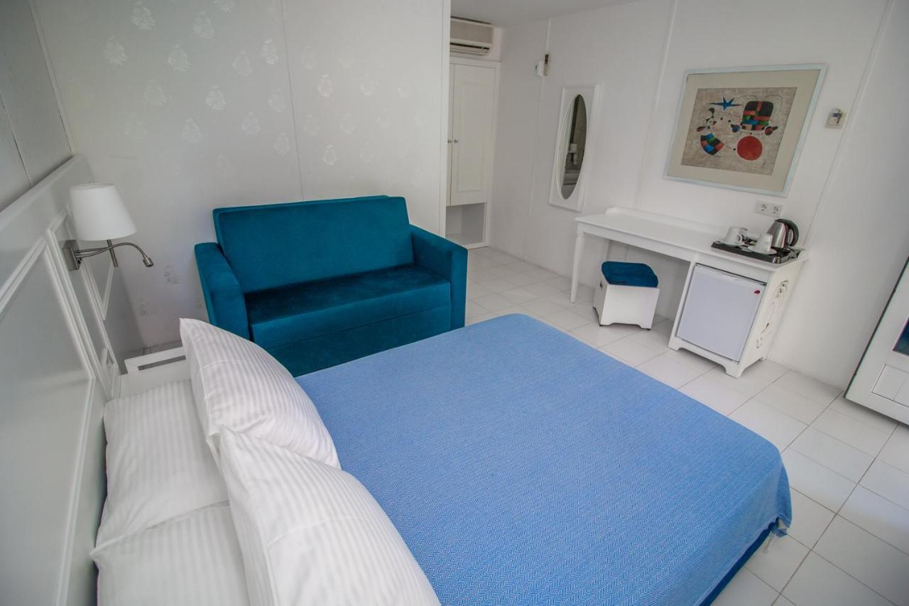 Blue & White Hotel Чирали Экстерьер фото