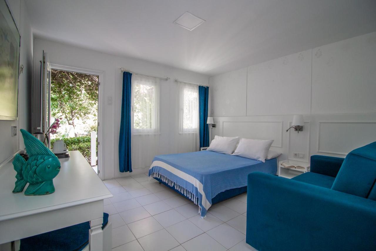 Blue & White Hotel Чирали Экстерьер фото
