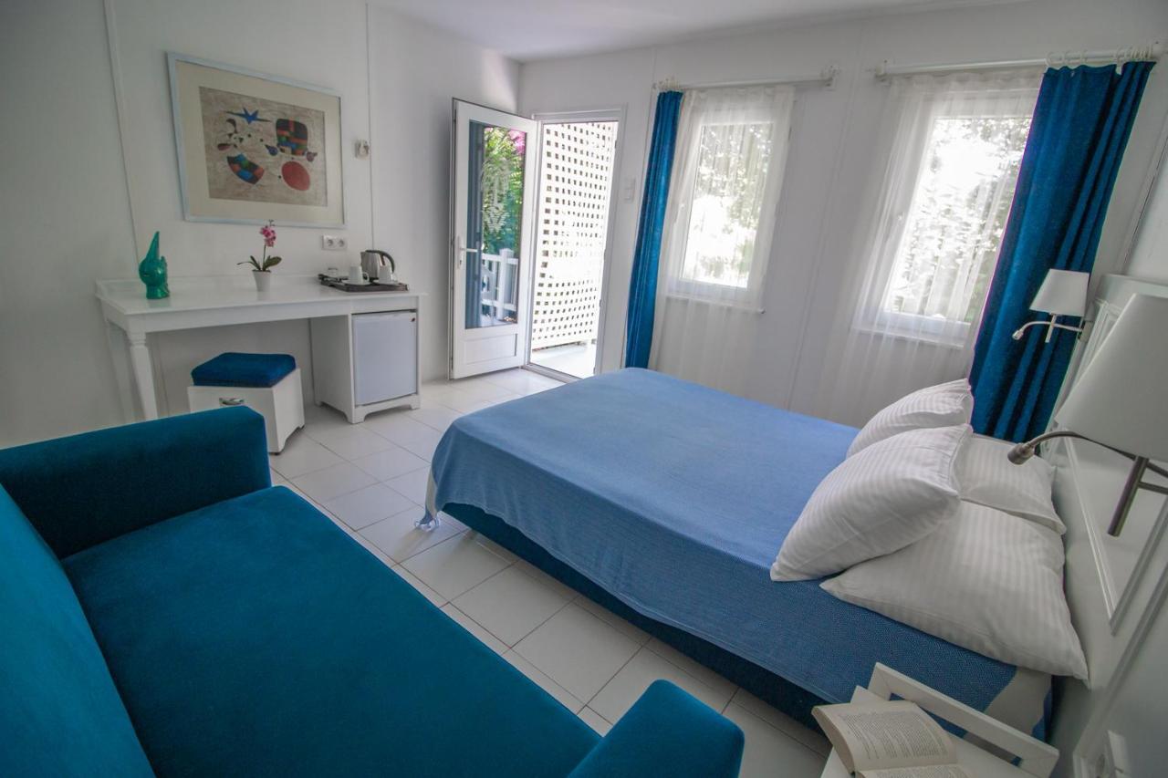 Blue & White Hotel Чирали Экстерьер фото
