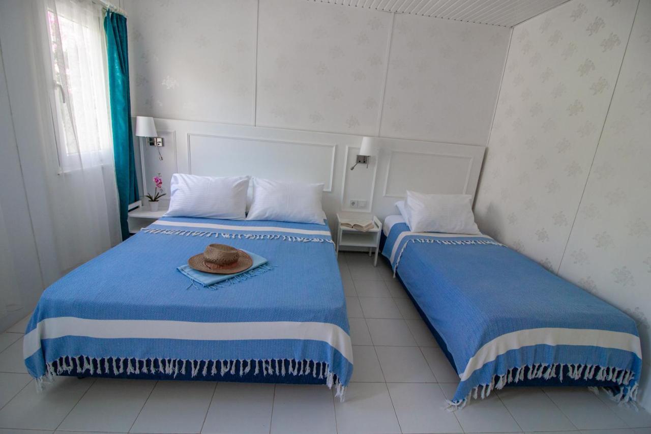 Blue & White Hotel Чирали Экстерьер фото