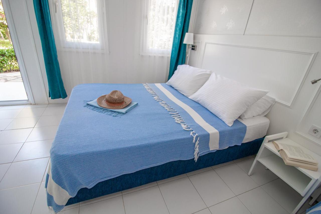 Blue & White Hotel Чирали Экстерьер фото